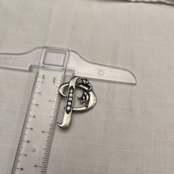 JJ Jonette letter “P” with cat brooch - Picture 4 of 6